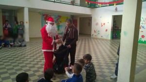 Volontari Napoli - Babbo Natale a Scuola Radice Sanzio di via Rosa dei Venti - Volontari San Pietro a Patierno 