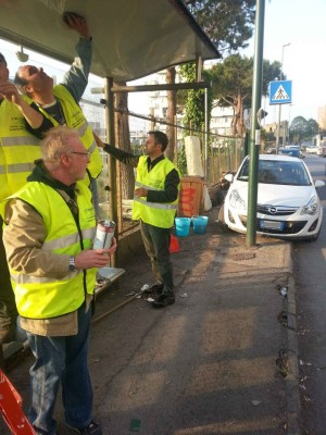 Volontari Napoli ripuliscono le pensiline (1)