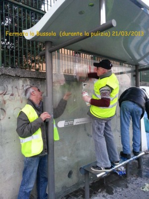 Volontari Napoli ripuliscono le pensiline (10)