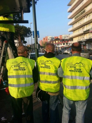 Volontari Napoli ripuliscono le pensiline (2)