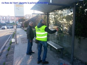 Volontari Napoli ripuliscono le pensiline (7)